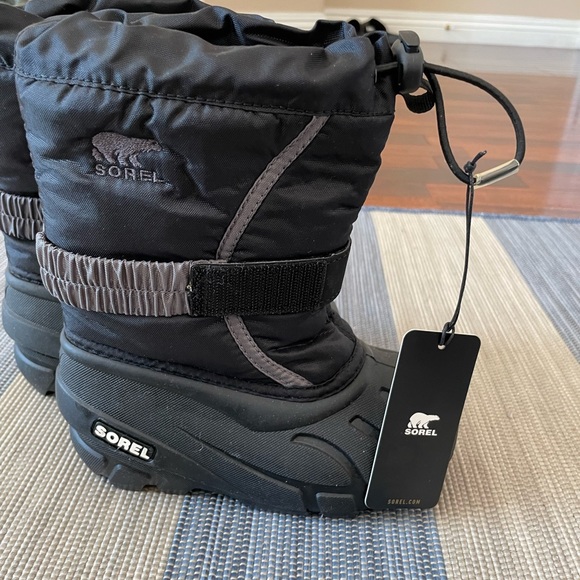 Sorel Boys Flurry Snow Boots Black Waterproof Bungee Cord Pull On size 10 NWT - Picture 4 of 4